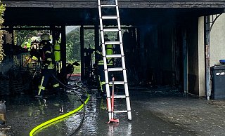 Die Flammen schlugen bei Eintreffen der Kräfte aus dem hölzernen Carport. - Feuerwehr