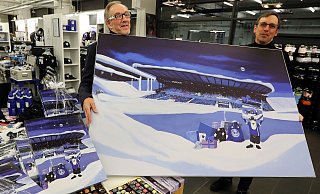 Das Arminia-Weihnachtsmotiv, das Konditor Jörg Kraume (r.) und Arminia-Präsident Hans-Jürgen Laufer präsentieren, wird versteigert. - Wolfgang Rudolf