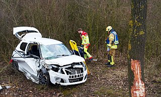 Bei einem Alleinunfall auf der Landstraße 776 bei Büren ist am Montagnachmittag ein 75-jähriger Autofahrer ums Leben gekommen. - Ralph Meyer
