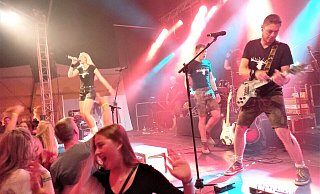 Die Band Klostergold rockte am Samstagabend das Festzelt. - Simone Flörke