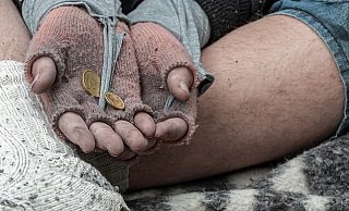 Alles beginnt ganz harmlos mit einem Bettler, der nach Geld fragt. - Symbolfoto