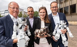 Oberbürgermeister Pit Clausen, Uni-Rektor Gerhard Sagerer, Doktorandin Alena Schulte und Bielefeld-Marketing-Chef Martin Knabenreich (v. l.). - DENNIS ANGENENDT