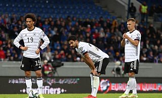 Die deutschen Nationalspieler um Leroy Sané, Ilkay Gündogan und Joshua Kimmich (l-r) mussten auf der Rückreise einen Stopp einlegen. - Foto: Christian Charisius/dpa