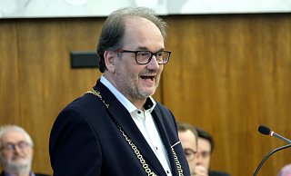 Dekoriert mit der doppelreihigen Bürgermeisterkette, leitete das neue Gütersloher Stadtoberhaupt Matthias Trepper erstmals eine Ratssitzung. - Andreas Frücht