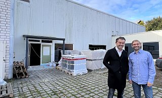 Dinko Muhic und sein Mitarbeiter Oliver Krümpelmann vor dem ehemaligen Fitnessstudio, in dem nun ein Gesundheitszentrum entsteht. - Gabriele Grund