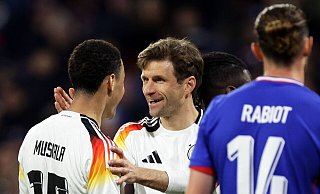 Deutschlands Spieler Jamal Musiala (l) und Thomas Müller (M) reagieren neben Frankreichs Adrien Rabiot. - Christian Charisius/dpa
