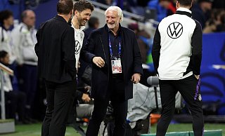 Deutschlands Sportdirektor Rudi Völler (M) und Bundestrainer Julian Nagelsmann (l) lachen vor dem Spiel. - Christian Charisius/dpa