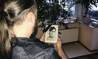 Konstantinos Curis mit dem Bild der bei einem Brandanschlag getöteten Alexandra Rousi. - Marc Schröder