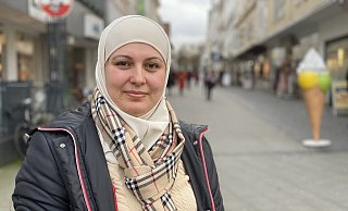 Ghadir Almalla Rashid fühlt sich wohl in der Kurstadt. Die 34-Jährige ist als Flüchtling aus Syrien nach Deutschland gekommen und arbeitet nun ehrenamtlich als Elternbegleiterin. - Nicole Sielermann