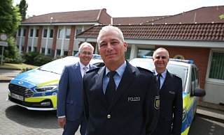 Steven Haydon (Mitte) ist neuer Wachleiter in Bünde und für den Nordkreis verantwortlich. Landrat Jürgen Müller und Polizeidirektor Andreas Brings haben ihn jetzt ernannt. Foto: Gerald Dunkel - Gerald Dunkel