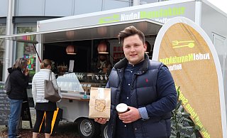 Der Hiddenhauser Jungunternehmer Jan Hoffmann verkauft in seinem Foodtruck Nudeln, Pesto und Salatsoßen aus Eigenproduktion. - Alexandra Golfinger
