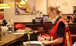 Eine Mitarbeiterin des Rettungsdienstes protokolliert ganz genau die einzelnen Karten, auf denen alle relevanten Daten der Betroffenen vermerkt wurden. - Claus Frickemeier