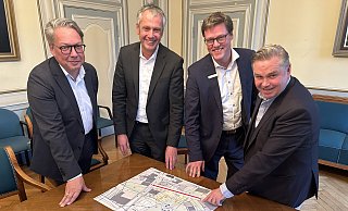 Gucken auf die Berechnung der Bauverwaltung (v.l): Christian Kötter-Lixfeld, Peter Maria Böhm, Jochen Strieckmann, Tim Kähler. - Christina Römer
