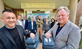 Vorne: Tien Nguyen (l.) und Reinhold Frie. Im Hintergrund (v. l.): Heinrich Bertling, Andreas Meschede, Josef Uphoff, Landrat Sven-Georg Adenauer, Nikola Weber und Antonia Reger. - Klosterpforte
