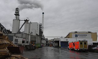 Die kleinen Brände beim Hersteller für Holzwerkstoffe hatten die Einsatzkräfte rasch unter Kontrolle. - Andreas Eickhoff