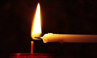 Rote Kerzen stehen nach Definition des Widerstandes gegen die Corona-Maßnahmen für geimpfte, weiße Kerzen für ungeimpfte Teilnehmer der sogenannten Spaziergänge. - Pixabay