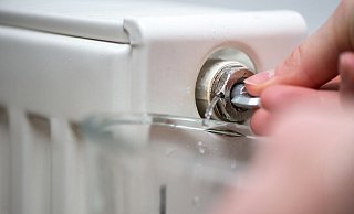 Wenn es gluckert oder die Heizkörper nicht gleichmäßig warm werden, sollte man sie entlüften. - Andrea Warnecke/dpa-tmn