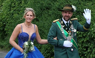 Das Königspaar Nadine und Christoph Neumann beim Festzug durch Wewer. - Holger Kosbab