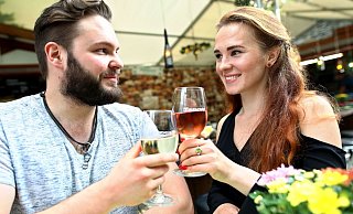 Sebastian Ziemann und Julia Hauptmann auf dem Bielefelder Weinmarkt - am Dienstag, 3. September, geht's wieder los mit Federweißer, Flammkuchen und mehr. - Sarah Jonek