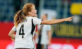 Sjoeke Nüsken will mit der DFB-Elf gegen Dänemark bestehen. - Uwe Anspach/dpa