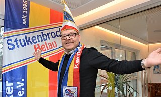 Simon Oekenpöhler hat sich die Narrenkappe aufgezogen. Er steht für den Stukenbrocker Kinderkarneval. Die 25. Ausgabe soll im kommenden Jahr live gefeiert werden. - Karin Prignitz
