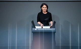 Außenministerin Annalena Baerbock verteidigt die Absage an Waffenlieferungen an die Ukraine. - Foto: Bernd von Jutrczenka/dpa