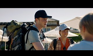Als die Kurttis in Griechenland auf Leo (Elias Gould, li.) und Niina (Nika Savolainen, re.) treffen, bereitet Leos Ähnlichkeit mit dem ehemaligen Nachbarn, der des Mordes beschuldigt wird, allen Unbehagen. - ARTE France / © Warner Bros. International Television Production Finland