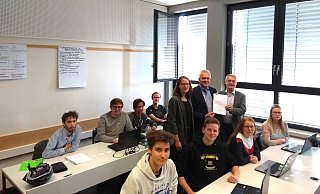 Zwischen den Schülern der 13. Klasse freuen sich Marie-Ann Kückman (v. l.), Matthias Groß und Burghard Lehmann über die Zusammenarbeit zwischen Stiftzung, Berufskolleg und Universität. - Moritz Jülich