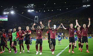Belgiens Spieler bedanken sich nach der Partie bei den Fans. - Rolf Vennenbernd/dpa