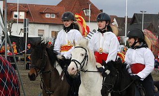 Der urtümlichste, karnevalistische Brauch ist das Kranzreiten. Viele der begeisterten Kranzreiter sind Kinder und Jugendliche. - Regina Brucksch