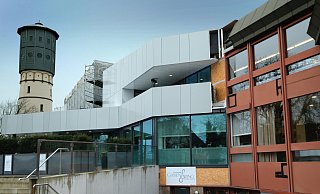 Die Kosten für die Sanierung der Stadthallenfassade belaufen sich inzwischen auf 7,9 Millionen . - Andreas Frücht