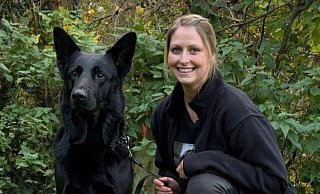 Levke Thielking mit ihrem schwarzen Schäferhund Pike. Das Team hat viele Pokale errungen. - Dirk Windmöller