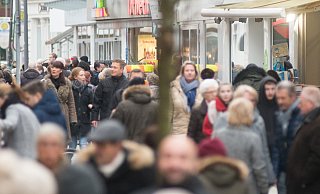 Menschenmengen, wie hier in der Weihnachtszeit, könnten der Pandemie Vorschub leisten. Deshalb ist entschieden worden, dass nur Geschäfte mit bis zu 800 Quadratmeter öffnen dürfen. - Ralf Bittner
