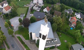 Die katholische Laurentiuskirche aus der Luft. - Büschenfeld
