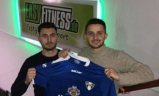 Willkommen bei den Bierstädtern: Arjeton Islamaj (l.) und Nuri Konak tragen ab der nächsten Saison das Trikot des SC Herford. - SC Herford