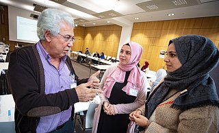 Kaffepause: Der Vorsitzende des Integrationsrats, Mehmed Ali Ölmez, im Gespräch mit der Soziologiestudentin Kübra Özcean (links) und der angehenden Lehrerin Ebru Gültekin, die sich beide in Bielefelder Moscheevereinen engagieren. - Mike-Dennis Müller / www.mdm.photo