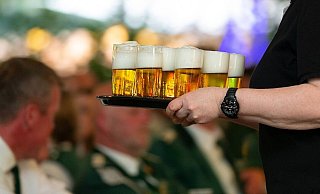 Auf dem Schützenfest ist Trinkfestigkeit gefragt: Wir erklären, wie Sie sich für eine gelungene Feier vorbereiten können. - picture alliance