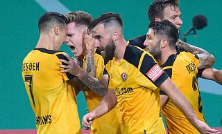 Julius Kade (2.v.l.) wurde von seinen Dresdner Mitspielern nach dem Treffer zum 2:1 gefeiert. - Foto: Robert Michael/dpa-Zentralbild/dpa