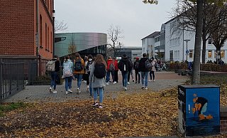 Schüler und Schülerinnen des Pelizaeus- und Reismann-Gymnasiums auf dem Weg zum Unterricht. - Birger Berbüsse