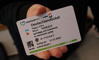 Weil beim Verkehrsunternehmen OWL-Verkehr eine neue Bankverbindung zu spät im System erfasst wurde, hatte Famile Dogan viele Probleme mit dem Deutschlandticket. - Marco Hilla