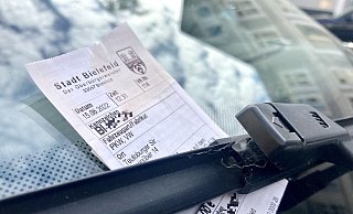 Teures Vergehen: Parken auf dem Gehweg kostet in Bielefeld stolze 55 Euro. - Jens Reichenbach