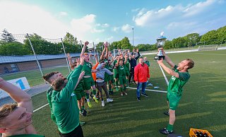 Da ist der Pokal: Der TuS Dornberg gewann den Fußball-Kreispokal 2019 durch einen Endspielsieg über Türk Sport. Foto: Zobe - Foto: Andreas Zobe/NW