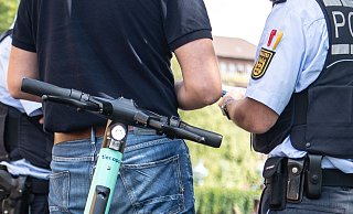 Das Paar wollte den Polizeibeamten entkommen, doch der Flucht versuch misslang. - Symbolfoto: picture alliance/dpa