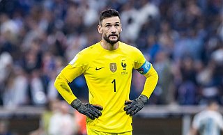 Frankreichs Torwart Hugo Lloris tritt nach der Niederlage im WM-Finale aus der Nationalmannschaft zurück. - Tom Weller/dpa