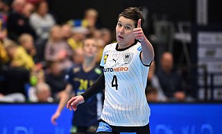 Alina Grijseels feiert ihren Treffer im Testspiel gegen Mitgastgeber Schweden. - Johan Nilsson/TT News Agency/AP/dpa