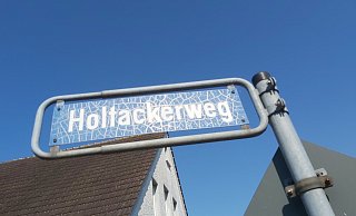 Am Holtackerweg in Bünde hat die Polizei nach mehrstündiger Verhandlung das Haus eines Mannes gestürmt. - Florian Weyand