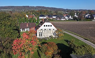 Das Müllerhaus in Rödinghausen ist 1840 erbaut worden und liegt auf einem weitläufigen Grundstück. - König Immobilien