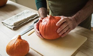Herbstzeit ist Kürbiszeit: Ob als Püree, Suppe oder kreative Halloween-Deko, mit diesem vielseitigen Supergemüse lässt sich so einiges anstellen. - Christin Klose/dpa-tmn