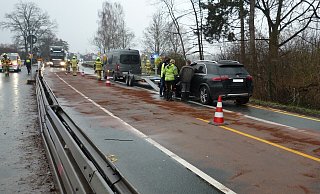 Für das Abstreuen der Ölspur musste die Bundesstraße 64 bei Sande zeitweise voll gesperrt werden. - Feuerwehr Paderborn