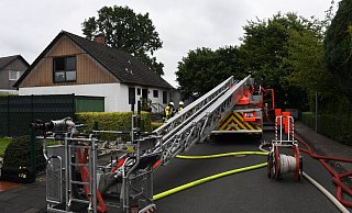 Ein Dachstuhl an der Heinkelstraße in Gütersloh hat Feuer gefangen. - Andreas Eickhoff